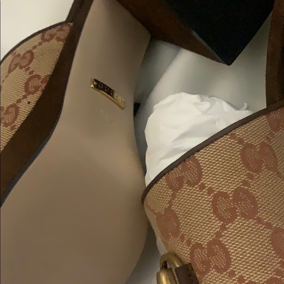 Gucci
36.5
Heel 2.4 in
Platform 0.4 in - Picture 8 of 12